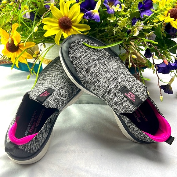 Skechers relaxed fit ,air cooled memory foam size 9.5 - Picture 9 of 12